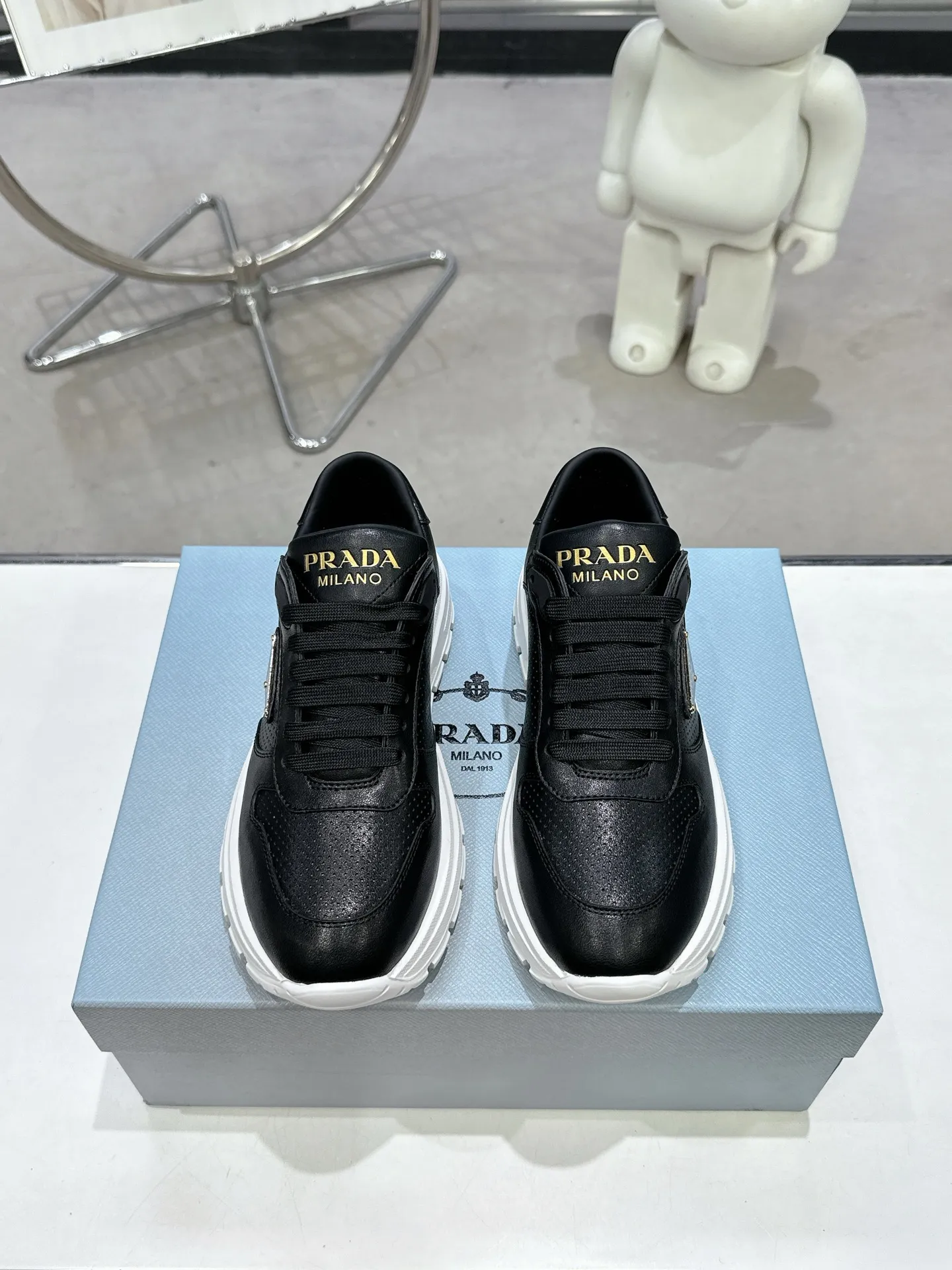 👟👟Ex-factory price 600👟👟 PRADA ²⁰²5𝐬𝐬Prada’s new product comes with strength! ❣️Many Internet celebrities have the same style, fashionable and versatile nice items, original shoes are developed and purchased from Italian counters, and are reproduced 1:1 according to the original taste. This year’s theme is not to be defined, embodying texture through simplicity💛From thick-soled sneakers to zigzag short boots to 2024 flat shoes, everything reveals a sure-fire momentum...combining gentleness and handsomeness, the finishing touch for women❤️ The top-grade open-edge beaded cowhide with imported cowhide triangle logo is consistent with the original version, the wear-resistant and ultra-light two-color outsole, and the sheepskin lining are breathable and comfortable. ⚛Size: Women's 35-40 ⚛Size: Men's 39-45 Original packaging accessories. ⚛